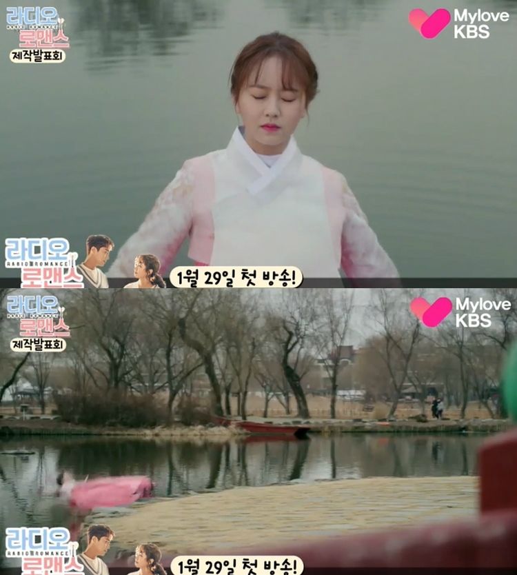 25일 오후 열린 KBS2 새 월화드라마 '라디오 로맨스' 제작발표회에서 공개된 하이라이트 영상에는 극중 톱스타 지수호(윤두준 분)를 섭외하기 위해 물에 빠지는 연기 대역까지 하는 송그림(김소현 분)의 모습이 나왔다. (사진='라디오 로맨스' 제작발표회 현장 라이브 영상 캡처)