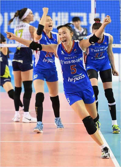 한국도로공사는 안방에서 3위 현대건설을 풀 세트 접전 끝에 물리치고 여자부 선두 질주를 위한 귀중한 승점 2점을 추가했다.(사진=한국배구연맹 제공)