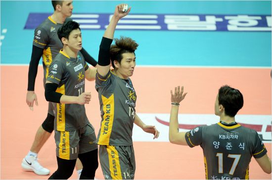 KB손해보험의 강영준(가운데)은 친정팀 OK저축은행 원정에서 21득점을 몰아치는 맹활약으로 세트 스코어 3-1의 짜릿한 승리를 이끌었다.(사진=한국배구연맹 제공)
