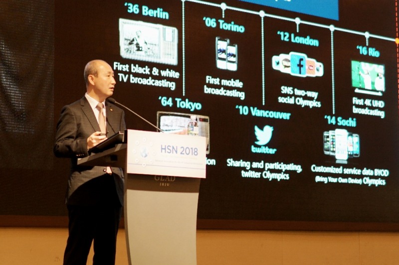 KT 네트워크부문장 오성목 사장이 24일 기조연설자로 나서서 발표하고 있다. (사진=KT)