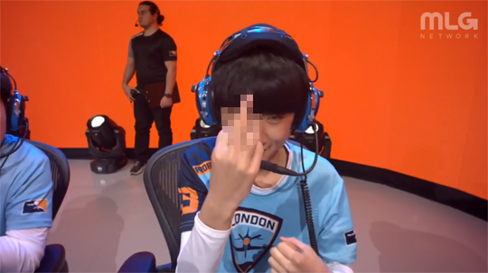 카메라를 향해 손가락 욕 제스처를 취한 박준영.(사진=오버워치 리그 중계 캡처)