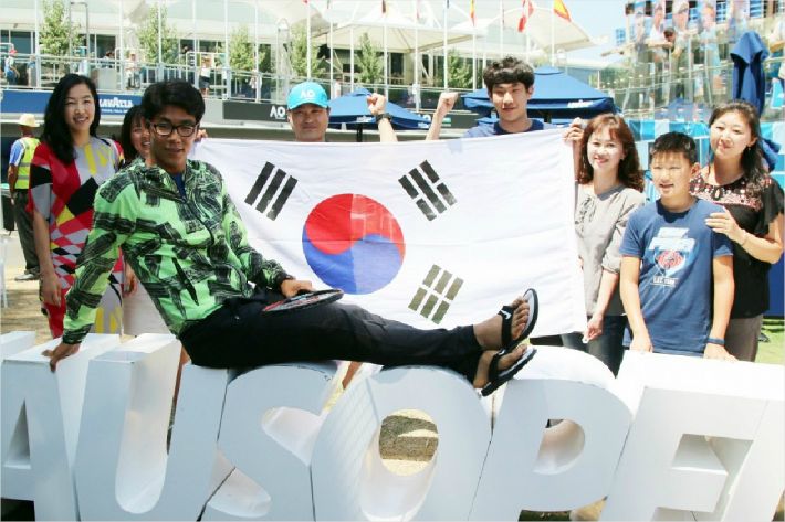 25일 대회측 이벤트에 참여한 정현 선수와 정현 선수의 팬들 (사진=박준용 기자 제공)