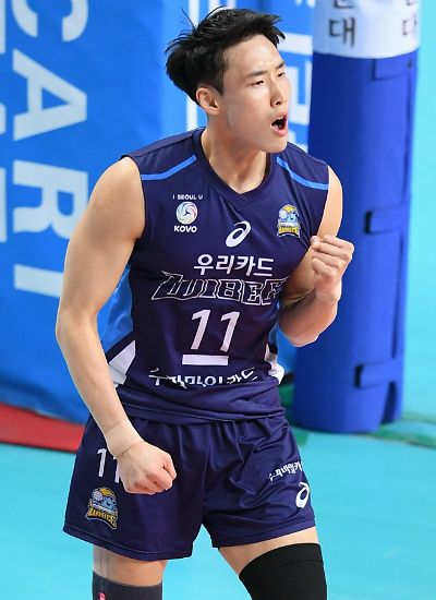 우리카드 주장 최홍석이 26일 서울 장충체육관에서 열린 '도드람 2017-2018 V-리그' 한국전력과 경기에서 득점에 성공하고 기뻐하고 있다. (사진=한국배구연맹 제공)