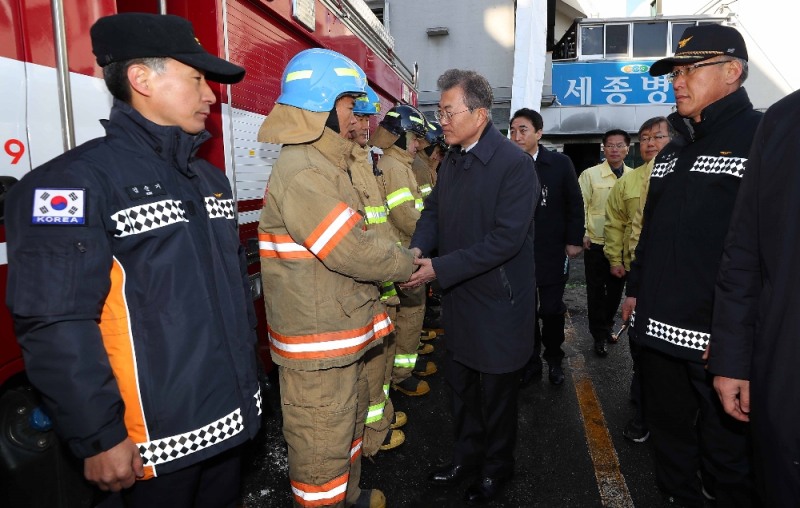 문재인 대통령이 27일 37명의 사망자를 낸 경남 밀양시 세종병원 화재현장을 찾아 소방 관계자들을 격려하고 있다. (사진=뉴시스)