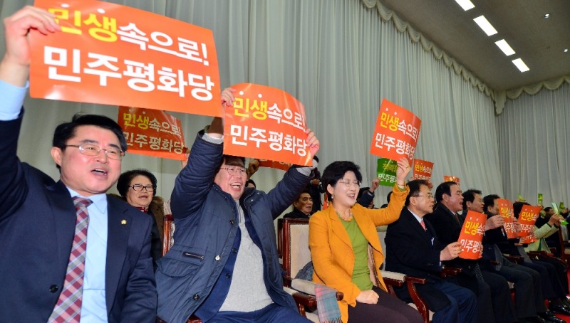 지난 25일 오후 전남 목포시 목포해양대학교 대강당에서 민주평화당 창당 전남결의대회가 열리고 있는 가운데 의원들이 피켓을 들고 외치고 있다. (사진=뉴시스)