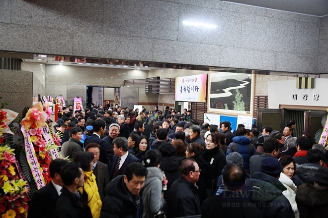 출판회장인 부산상의에 출판기념회 축하를 위해 모인 참석자들로 발디딜 틈이 없다.(사진=임순택)