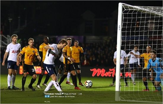 코너킥 상황에서 상대 수비벽을 완벽하게 무너뜨린 손흥민의 환상적인 발뒤꿈치 패스를 받은 해리 케인의 동점골 덕에 토트넘은 4부리그 소속 뉴포트 카운티 원정에서 망신을 피했다(사진=토트넘 공식 트위터 갈무리)