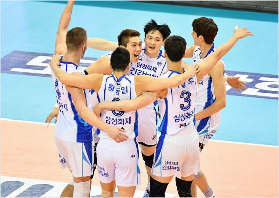 삼성화재는 센터 김규민(왼쪽 세 번째)의 맹활약이 아니었다면 안방에서 최하위 OK저축은행에 패하는 최악의 결과를 맞을 뻔 했다.(사진=한국배구연맹 제공)