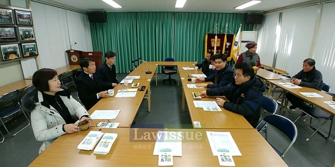 동래시장 번영회 간부들을 상대로 일자리 안정자금 취지와 홍보를 하고 있다.(사진=부산지방국세청)