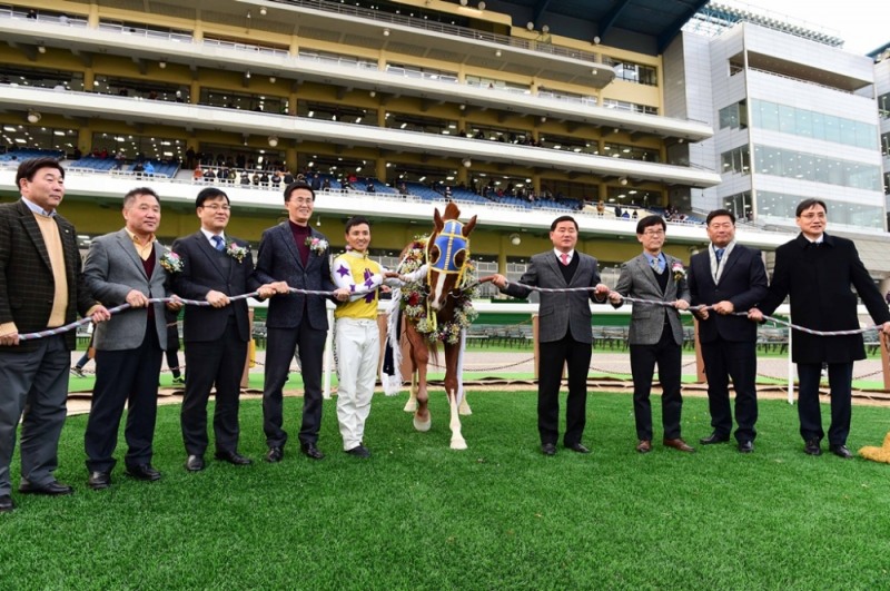 세계일보배 대상경주 시상식 왼쪽에서부터 4번째 정희택 세계일보 사장, 문세영기수, 오른쪽에서 세번째 김낙순 마사회장 (사진=마사회)