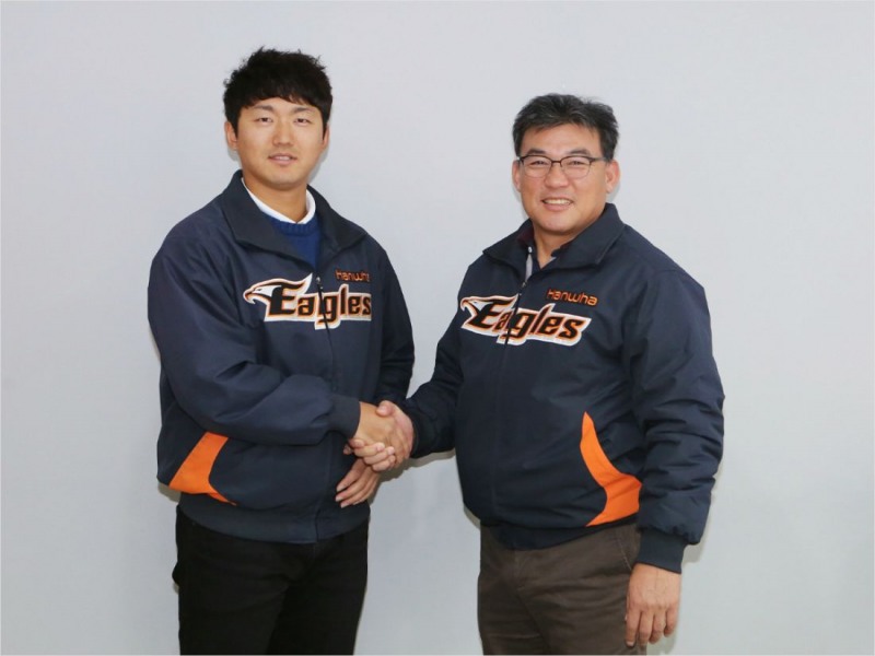 안영명(왼쪽)이 28일 한화와 FA 계약을 마무리한 뒤 박종훈 단장과 악수를 나누고 있다.(사진=한화)