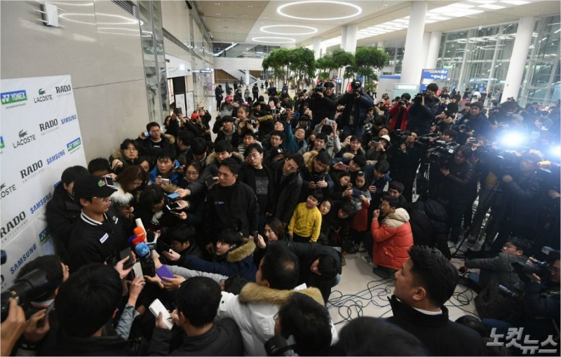 '엄청난 인파' 호주오픈 테니스대회에서 4강에 오른 정현이 28일 오후 인천공항을 통해 귀국한 뒤 취재진 질문에 답하고 있다. 이한형 기자