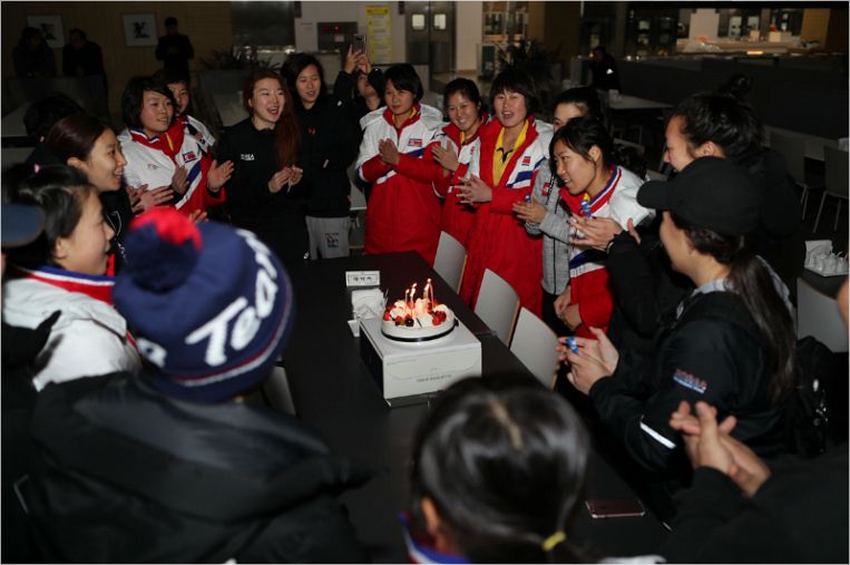 북한 진옥의 생일을 축하하고 있는 남북 여자 아이스하키 단일팀 선수단. (사진=대한체육회 제공)