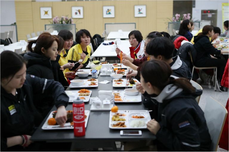 함께 식사를 하면서 대화를 나누는 여자 아이스하키 남북 단일팀. (사진=대한체육회 제공)