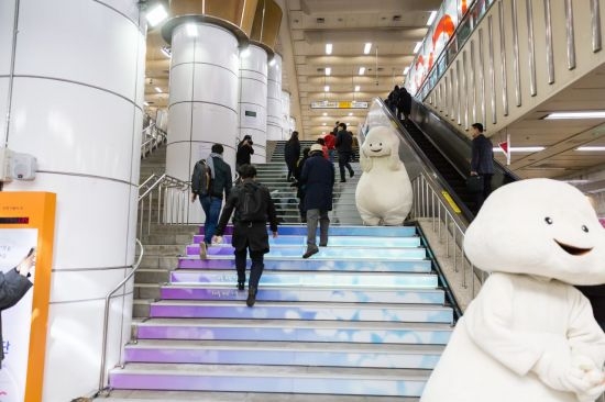 강남구청역 '기부계단' 성금 430만원 전달