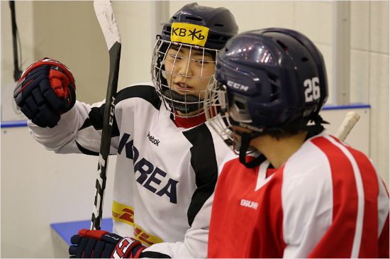 올림픽 역사상 최초의 단일팀을 구성한 남과 북의 여자 아이스하키는 기대 이상의 빠른 결속을 통해 전 세계를 깜짝 놀라게 할 착실한 준비를 하고 있다.(사진=대한체육회 제공)