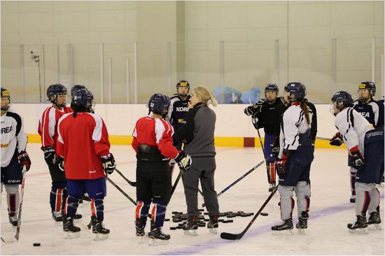 새라 머리 한국 여자 아이스하키 대표팀 감독은 예정대로 남북 단일팀의 감독을 맡아 2018 평창 동계올림픽에 출전한다.(사진=대한체육회 제공)