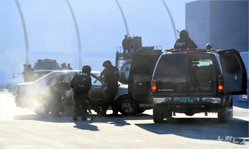 12일 오후 2018 평창동계올림픽 개-폐회식이 열리는 강원 평창군 올림픽플라자에서 군,경, 소방당국 대원들이 대테러 종합훈련을 하고 있다 (자료사진=노컷뉴스)