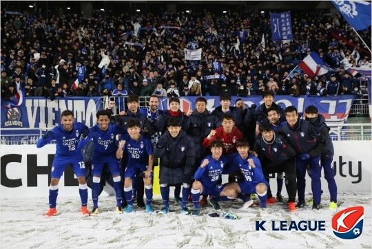 다른 팀보다 일찍, 그것도 눈밭에서 치른 수원 삼성의 2018시즌 첫 경기는 말 그대로 기대 이상이었다.(사진=한국프로축구연맹 제공)