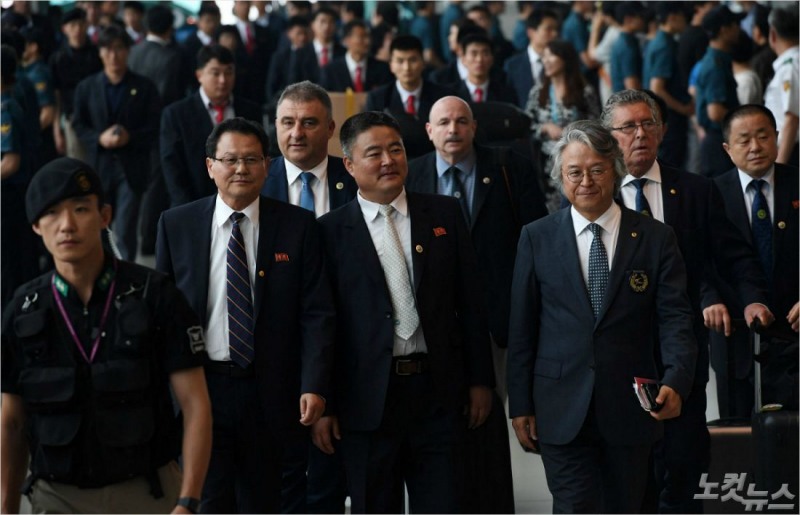 '2017 무주 WTF 세계태권도선수권대회' 참석차 방한했던 북한 주도 국제태권도연맹(ITF) 시범단이 인천국제공항을 통해 베이징으로 출국하고 있다 (사진=노컷뉴스)