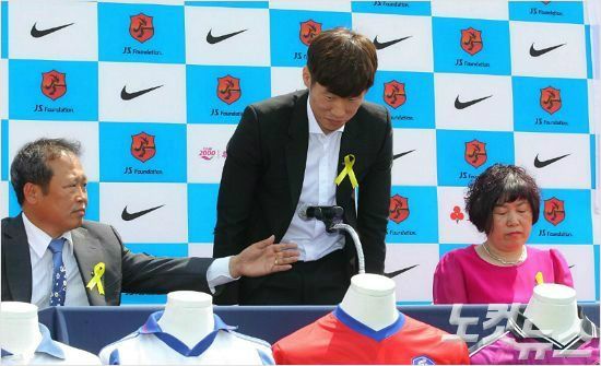 어머니 장례를 위해 귀국한 박지성 본부장. (사진=대한축구협회 제공)