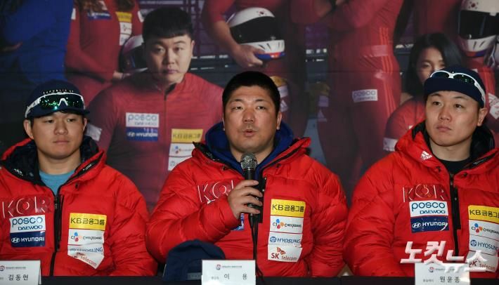 봅슬레이-스켈레톤 대표팀 이용 총감독(가운데)이 31일 오후 강원도 평창 용평리조트에서 열린 ‘2018 평창동계올림픽’ 출전 봅슬레이·스켈레톤 국가대표팀 미디어데이에 참석해 취재진의 질문에 답하고 있다. 왼쪽부터 김동현, 이용 감독, 원윤종. (사진=황진환 기자)