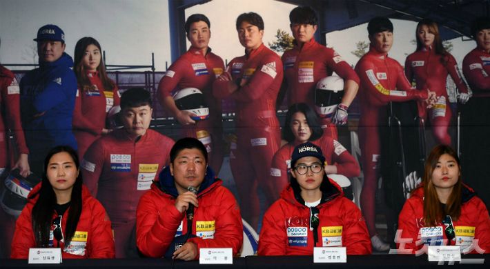 봅슬레이-스켈레톤 대표팀 이용 총감독(왼쪽 두번째)이 31일 오후 강원도 평창 용평리조트에서 열린 ‘2018 평창동계올림픽’ 출전 봅슬레이·스켈레톤 국가대표팀 미디어데이에 참석해 취재진의 질문에 답하고 있다. 왼쪽부터 신유란, 이용 감독, 김유란, 김민성. (사진=황진환 기자)