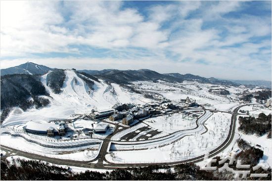 미국의 경제 전문지 포브스는 2018 평창 동계올림픽의 경제적 효과가 크지 않을 것으로 예상하며 엄청난 금액을 투자한 시설의 사후 활용을 위해 동남아시아 관광객을 집중 유치해야 한다고 분석했다.(노컷뉴스DB)