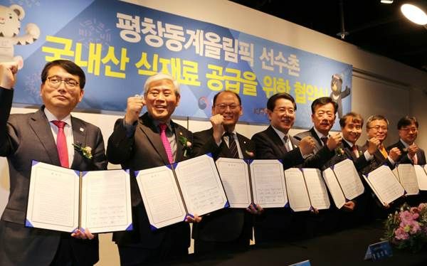 31일, 서울 중구 한식문화관에서 열린 ‘평창올림픽 선수촌 국산 식재료 공급 협약식’에서 행사 관계자들이 협약서를 들고 기념촬영을 하고 있다. 왼쪽부터 최성재 신세계푸드 대표, 엄경익 횡성축협 조합장, 김태환 축산경제대표, 김영록 농림축산식품부 장관, 민경천 한우자조금위원장, 하태식 한돈자조금위원장, 김대근 한식진흥원 사무총장, 박홍진 현대그린푸드 대표 (사진=한우자조금 제공)