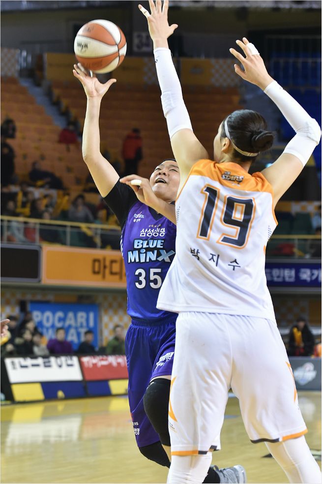 삼성생명 김한별의 슛을 막으려 하는 KB스타즈 박지수. (사진=WKBL 제공)