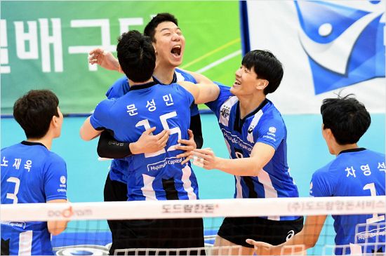 현대캐피탈은 신영석이 3세트 15-15에서 4연속 블로킹을 잡는 등 높이 싸움에서 한국전력에 앞서며 쉬운 승리를 손에 넣었다.(사진=한국배구연맹 제공)