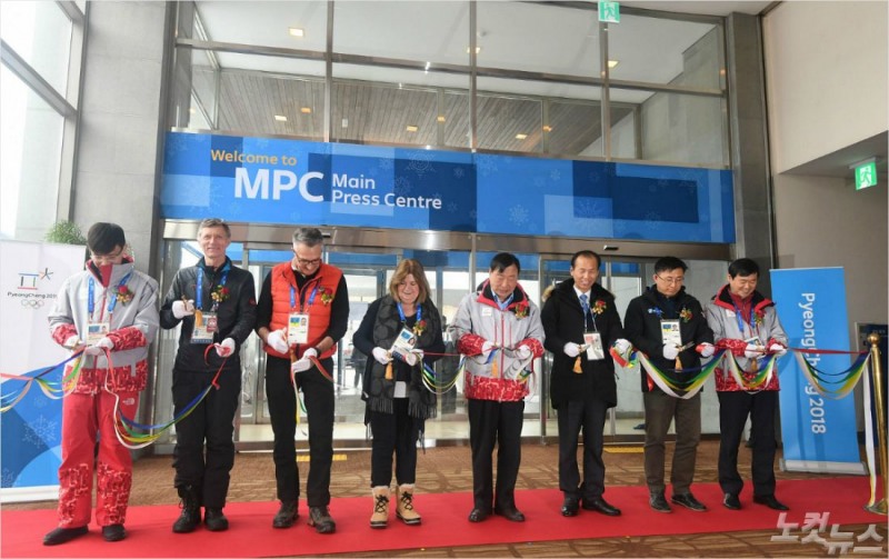 31일 오후 강원도 평창 알펜시아리조트에서 열린 2018 평창동계올림픽 메인프레스센터(MPC) 개관식에서 이희범 평창올림픽 조직위원장(오른쪽 네번째)과 최문순 강원도지사(오른쪽 세번째), 구닐라 린드버그 국제올림픽위원회(IOC) 조정위원장(왼쪽 네번째)등이 테이프 커팅을 하고 있다 이한형 기자