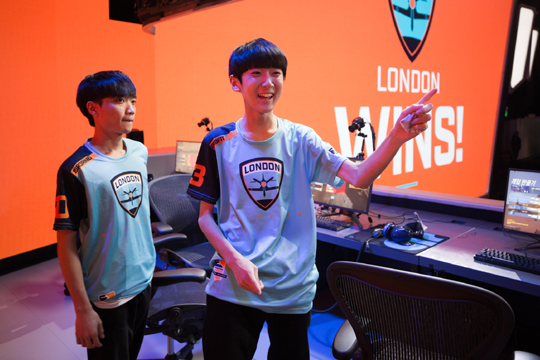 서울을 상대로 시즌 여섯 번째 승리를 거둔 런던.(사진=블리자드 제공)