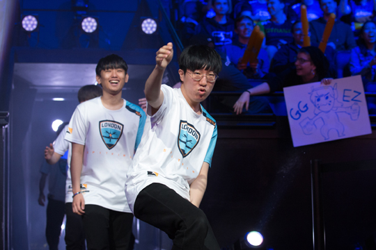 서울을 상대로 시즌 여섯 번째 승리를 거둔 런던.(사진=블리자드 제공)