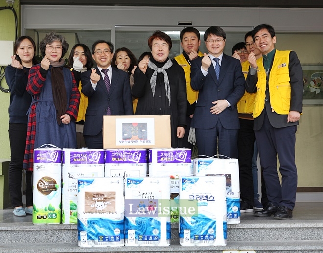김한년 청장 등 부산국세청 사회봉사단이 종덕원에 성금과 물품을 전달하고 손사랑 표시로 기념촬영을 하고 있다.(사진=부산지방국세청)