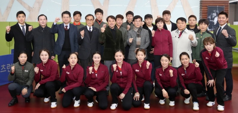 2일 김낙순 마사회장 마사회 렛츠런 스포츠단 격려 방문 모습. 두번째 줄 오른쪽에서부터 5번째 왼쪽부터 김낙순 한국마사회장, 현정화 탁구 감독, 이경근 유도감독, 마사회 김영규 부회장