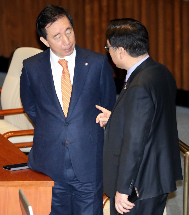 2일 오전 서울 영등포구 여의도 국회에서 진행된 제356회 국회(임시회) 제4차 본회의에서 우원식 더불어민주당 원내대표와 김성태 자유한국당 원내대표가 이야기를 나누고 있다. (사진=뉴시스)