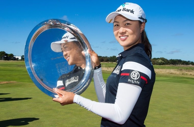 5일(한국시간) 우승을 차지한 이민지(21. 하나금융그룹)가 우승 트로피를 들고 포즈를 취하고 있다. (사진=KEB 하나은행)