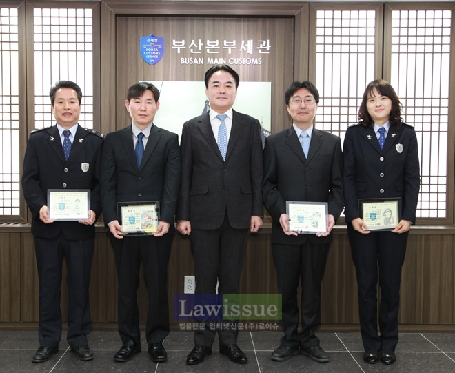 2월의 부경인 시상식을 갖고 기념촬영. (좌로부터 최재우, 김형일 조훈구세관장, 남건우, 진정원).(사진=부산본부세관)