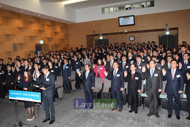 납세자권리헌장 개정 선포 및 준수 다짐대회서 김한년 청장 등 직원들이 선서를 하고 있다.(사진=부산지방국세청)