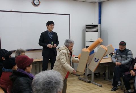 삼전종합사회복지관과 현대모비스가 2018년 근하신년 설날잔치를 개최했다. 사진은 설날잔치 전통놀이에서 어르신이 윷놀이에 참여하고 있다