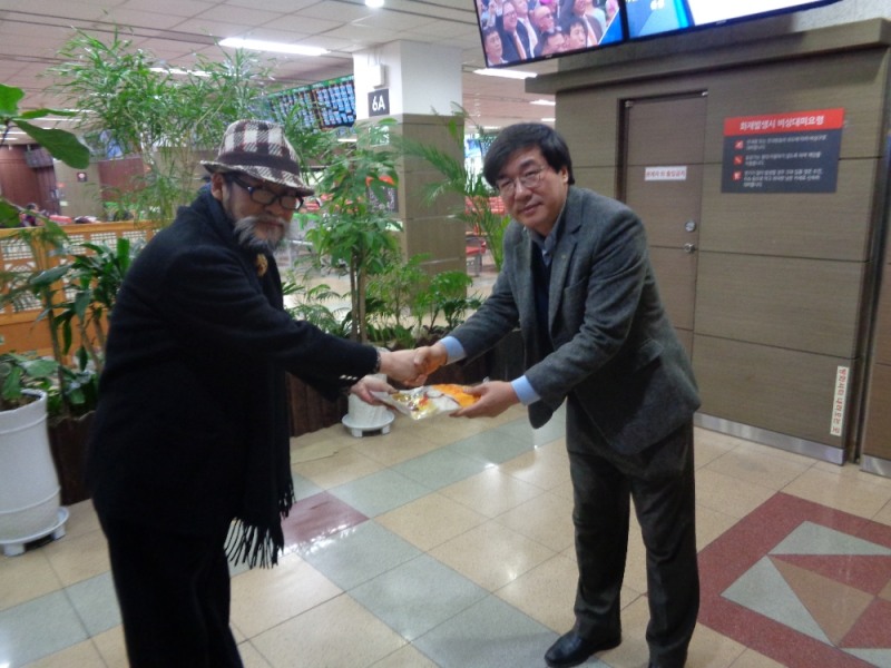 박진우 센터장이 설날 떡 사은행사을 펼치고 있다.