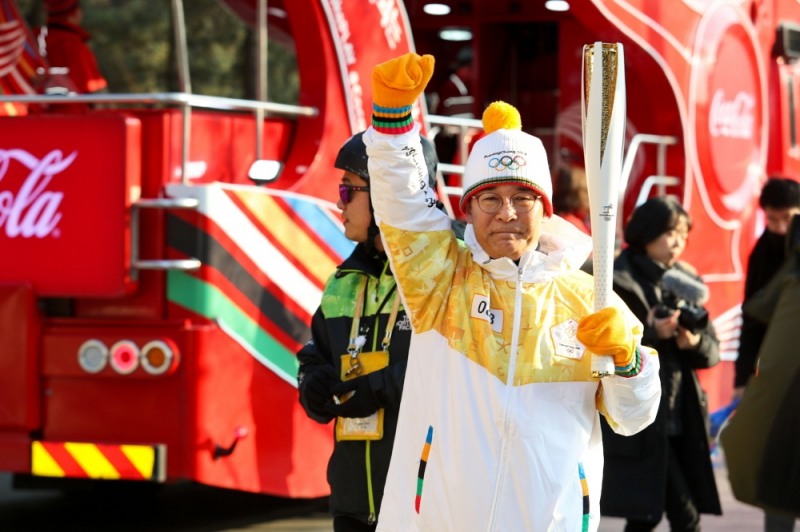 평창파이팅 동계올림픽 개막전일 성화봉송에 참여한 한국마사회 김낙순 회장 (사진=마사회)