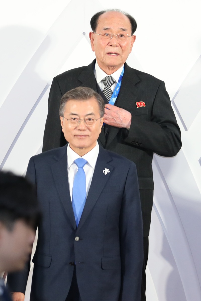 문재인 대통령은 지난 9일 저녁 강원도 평창군 용평리조트 블리스힐 스테이에서 2018평창동계올림픽을 계기로 방한한 외국 정상급 인사 및 배우자, 토마스 바흐 IOC 위원장, 안토니우 구테레쉬 유엔 사무총장 등 국내외 주요 인사 200여명을 초청, 2018평창동계올림픽 개회식 사전 리셉션을 갖고 북한 김영남 최고인민회의 상임위원장과 함께 서 있다. (사진=뉴시스)