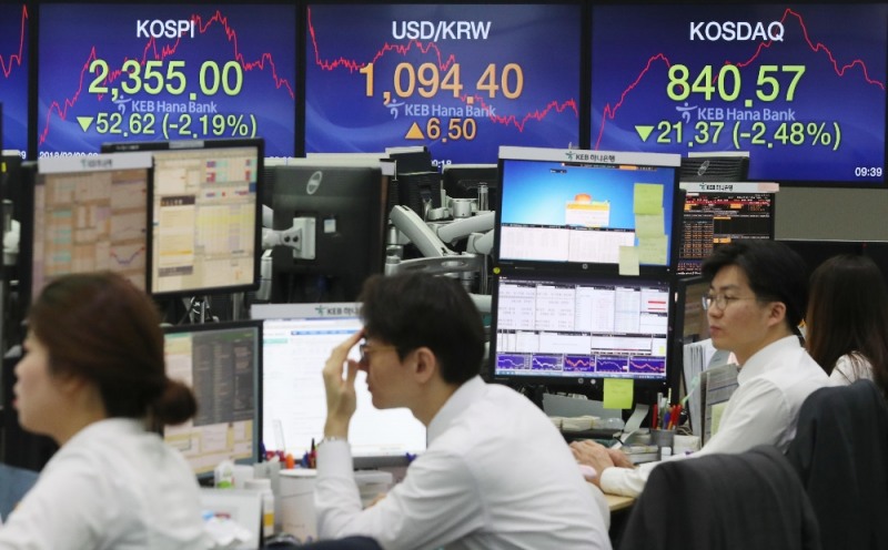 미국 증시의 폭락으로 인해 장 초반 코스피, 코스닥 지수가 하락세를 보이고 있는 지난 9일 오전 서울 중구 KEB하나은행 본점 딜링룸에서 딜러들이 업무를 보고 있다.(사진=뉴시스)