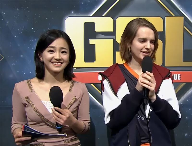 'Scarlett' 사샤 호스틴(오른쪽)이 방송 인터뷰에 응하고 있다(사진=아프리카TV 생중계 화면 캡처).