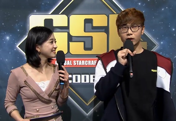 2년 만에 GSL 8강에 올라간 주성욱(오른쪽)이 인터뷰에 응하고 있다(사진=아프리카TV 생중계 화면 캡처).