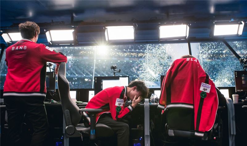 2017년 롤드컵에서 KSV(당시 삼성 갤럭시)에게 0대3으로 완패를 당한 뒤 눈물을 보인 '페이커' 이상혁(가운데).