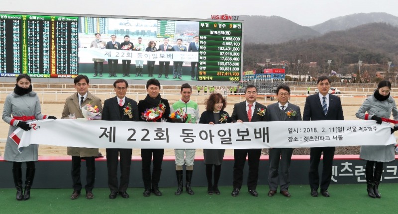 11일 동아일보배 왼쪽 세번째 김영규 한국마사회 부회장 5번째 페로비치 기수 6번째 김순덕 동아일보 논설주간