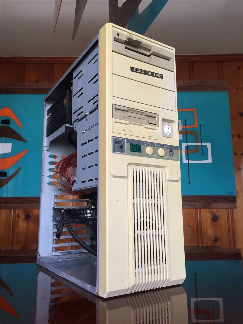 미국의 한 하드웨어 마니아가 구형 386 케이스를 개조해 게이밍 PC를 만들어 화제를 모으고 있다(사진 출처='Tylinol' 블로그).